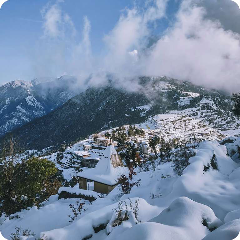 Manali, known for its breathtaking landscapes and pleasant weather, offers a diverse range of experiences for every traveler. From adrenaline-pumping adventure sports to peaceful nature walks, this destination has something for everyone. Imagine waking up to panoramic views of snow-clad mountains, breathing in the crisp mountain air, and feeling a sense of peace wash over you.